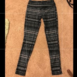 Patterned athletic leggings